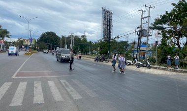 Sat-Samapta-Polresta-Kupang-Kota-Gatur-Lalin-dan-Penyeberangan-di-Sekolah