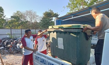 Personel-Polresta-Kupang-Kota-Gotong-Royong-Bersihkan-Lingkungan-Kantor