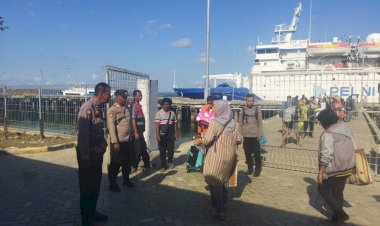 Pengamanan-Polresta-Kupang-Kota-di-Pelabuhan-Tenau,-Berikan-Rasa-Aman-Kepada-Masyarakat