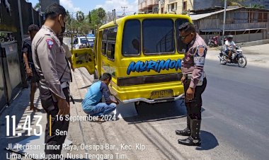 Gunakan-Aksesoris-Berlebihan,-Sejumlah-Angkot-Diamankan-Satlantas-Polresta-Kupang-Kota