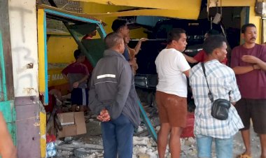 Diduga-Sopir-Lalai,-Satlantas-Polresta-Datangi-TKP-Mobil-Double-Cabin-Tabrak-Warung-di-Oebufu