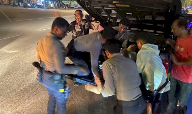 Patroli-Samapta-Polresta-Kupang-Kota-Bantu-Evakuasi-Korban-Kecelakaan-di-Bundaran-Tirosa