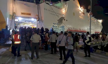 Debarkasi-Penumpang-KM-Dharma-Kartika-V,-Polsubsektor-Tenau-Lakukan-Pengamanan-dan-Patroli-di-Pelabuhan