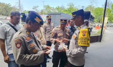 Sub-Satgas-Dokkes-Bagikan-Vitamin-kepada-Personel-Satgas-OMP-Turangga-Polresta-Kupang-Kota