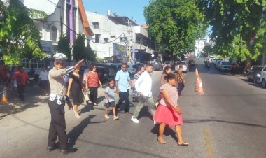 Satlantas-Polresta-Kupang-Kota-Lakukan-Pengamanan-di-Sejumlah-Gereja,-Tingkatkan-Kesadaran-Tertib-Lalulintas-Saat-Berangkat-Beribadah