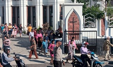 Satlantas-Polresta-Kupang-Kota-Lakukan-Pengamanan-Gereja,-Pastikan-Ibadah-Umat-Aman-dan-Tertib