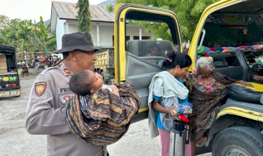 Sinergitas-Polri-bersama-TNI-dan-Pemda-Flotim-Tangani-Situasi-Pasca-Erupsi-Gunung-Api-Lewotobi-Laki-laki