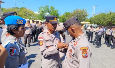 Bagian-SDM-dan-Seksi-Propam-Tertibkan-Penggunaan-Brevet-Personel-Polresta-Kupang-Kota