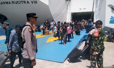 Sinergitas-TNI-dan-Polri-Amankan-Kedatangan-Penumpang-di-Pelabuhan-Tenau