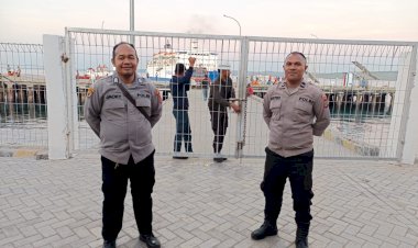 Polsubsektor-Pelabuhan-Tenau-Amankan-Debarkasi--dan-Embarkasi-Ratusan-Penumpang