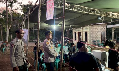 Kapolresta-Kupang-Kota-Pantau-Langsung-Penghitungan-Suara-di-TPS-Kampung-Fatubena-Kolhua