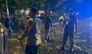 Kapolresta-Kupang-Kota-Bersama-Dandim-1604-Kupang-Terjun-Langsung-Bersihkan-Jalan-Akibat-Pohon-Tumbang