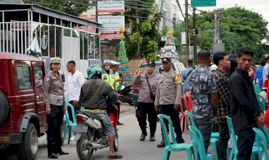 Ratusan-Gereja-di-Kota-Kupang-Dijaga-Ketat-Polisi-saat-Misa-Malam-Natal