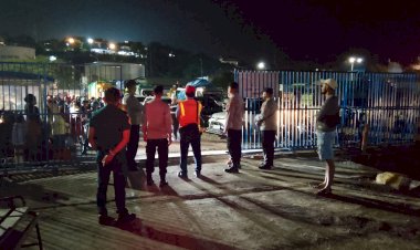 Arus-Balik-Nataru,-Polsubsektor-Tenau-Amankan-Kedatangan-Ribuan-Penumpang-di-Pelabuhan-Tenau