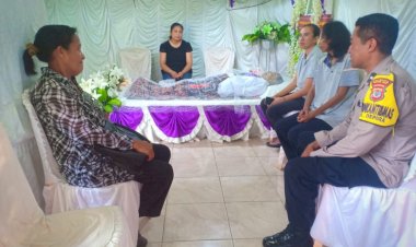 Wujudkan-Kepedulian,-Bhabinkamtibmas-Kelurahan-Oepura-Melayat-di-Rumah-Warga-Binaan