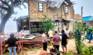 Bencana-Angin-Puting-Beliung-di-Pasir-Panjang,-Bhabinkamtibmas-Turun-ke-Lokasi-dan-Imbau-Warga-Waspada