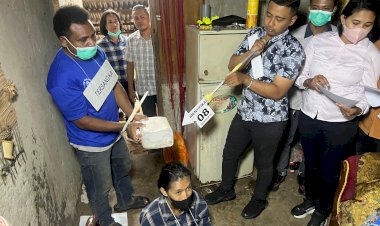 Satreskrim-Polresta-Kupang-Kota-Reka-Ulang-Adegan-Kasus-Pembakaran-oleh-Pasangan-di-Bello