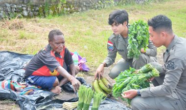 Peduli-Perekonomian-Lokal,-Polisi-Belanja-Langsung-dari-Mama-Mama-Papua-di-Mimika.