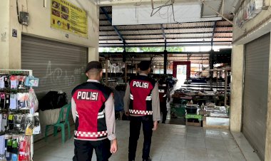 Patroli-Samapta-Polresta-Kupang-Kota,-Pantau-Aktivitas-Masyarakat-di-Pasar-Tradisional.