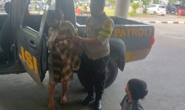 Lapor-Polisi,-Piket-Polsek-Alak-Bantu-Antarkan-Seorang-Ibu-yang-akan-Melahirkan-ke-Rumah-Sakit.