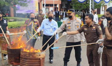 Kapolresta-Kupang-Kota-Hadiri-Pemusnahan-Barang-Bukti-Tindak-Pidana-Umum.