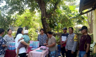 Sukseskan-Asta-Cita,-Bhabinkamtibmas-Oesapa-Barat-Bantu-Bagikan-MBG-Ke-Warga