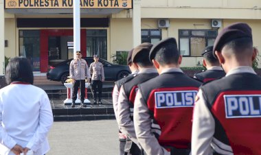 Kapolresta-Kombes-Aldinan-Memberikan-Sosialisasi-Pentingnya-Literasi-Digital-Bagi-Anggota-Polresta-Kupang-Kota