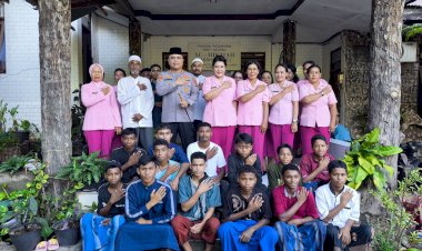 Kapolresta-bersama-Ketua-Yayasan-Kemala-Bhayangkari-Cabang-Kota-Kupang,-Berbagi-Kasih-dengan-Anak-Pondok-Pesantren-Al-Hikmah.