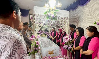 Kapolresta-Kupang-Kota-Bersama-Ketua-Bhayangkari,-Melayat-ke-Rumah-Aipda-Andre-Leneng.