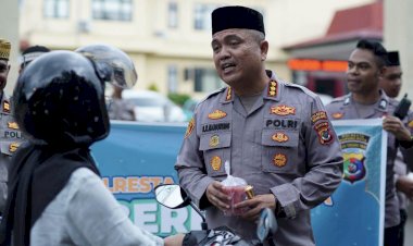 Wujud-Kepedulian,-Polresta-Kupang-Kota-Berbagi-Takjil-kepada-Pengendara.