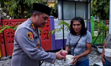 Berkah-Ramadhan,-Kapolresta-Aldinan-Manurung-Berbagi-Takjil-untuk-Warga-Oetete.