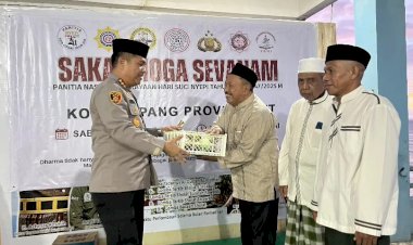 Kapolresta-Kupang-Kota-dan-PHDI,-Berbagi-Takjil-di-Masjid-Nurul-Hidayah-Kelapa-Lima.