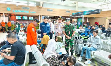 Kapolresta-Kupang-Kota-Pantau-Arus-Mudik-Lebaran-di-Bandara-El-Tari