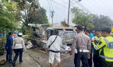 Satlantas-Polresta-dan-Polsek-Kota-Lama,-Datangi-serta-Olah-TKP-Kecelakaan-yang-Menyebabkan-Kebakaran-Mobil.
