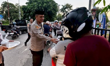 Kapolresta-Kupang-Kota-Berbagi-Takjil-untuk-Masyarakat