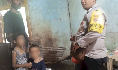 Bhabinkamtibmas-Bripka-Marsel-Nitte,-Sambangi-dan-Berikan-Bantuan-kepada-Warganya-yang-Terdampak-Bencana-Longsor.