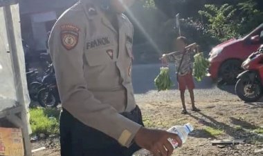 Anggota-Samapta-Polresta-Kupang-Kota-Berhasil-Hentikan-Perkelahian-Pemuda-di-Batuplat