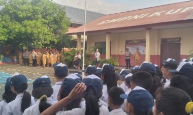 Pimpin-Upacara-Bendera-di-SMP-Negeri-1,-Kapolsek-Akp-Frids-Mada-Tekankan-Cinta-Tanah-Air-dan-Jauhi-Sikap-yang-Merugikan-Diri-Sendiri-juga-Sekolah.