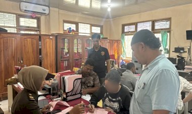 Gelapkan-Uang-Penjualan-Asam-Biji,-Penyidik-Polresta-Kupang-Kota-Limpahkan-Tersangka-ke-Kejaksaan.