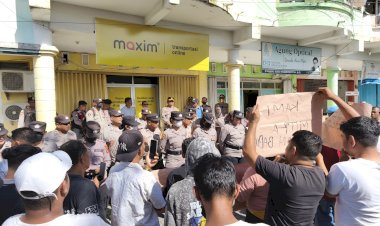 Amankan-Aksi-Damai-Driver-Maxim,-Wakapolresta-Kupang-Kota-Pimpin-Pengamanan-Anggota-Secara-Humanis.