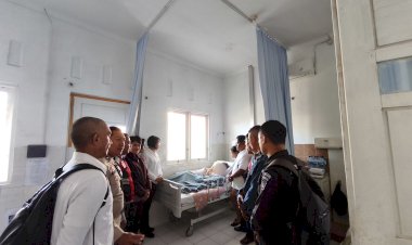 Sebagai-Bentuk-Empati,-Leting-zAzg-Polresta-Kupang-Kota-Jenguk-dan-Berbagi-Kasih-Dengan-Rekan-yang-Sakit.
