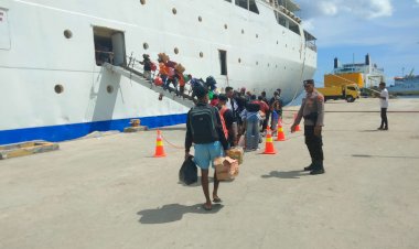 Beri-Rasa-Aman,-Polsubsektor-Tenau-Pengamanan-Keberangkatan-Kapal-dari-Pelabuhan-Tenau-Kupang.