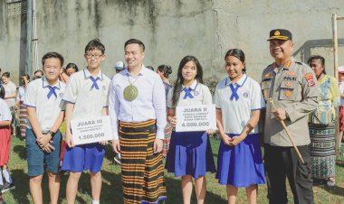 Hadiri-Upacara-Hardiknas,-Kapolresta-Kupang-Kota-Serahkan-Piala-dan-Piagam-Penghargaan-Kepada-Siswa-Pemenang-Lomba.
