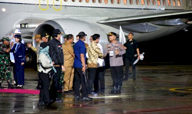 Kunker-ke-Kota-Kupang,-Kapolresta-Aldinan-Manurung-Sambut-Kedatangan-Wapres-Gibran-di-Bandara-El-Tari.