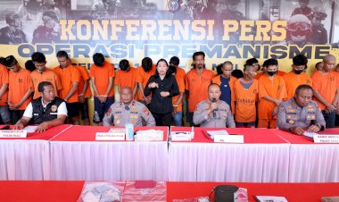 POLDA-RIAU-KONFERENSI-PERS-PENGUNGKAPAN-KASUS-PREMANISME/KEJAHATAN-JALANAN-HASIL-OPERASI-PEKAT-LANCANG-KUNING-2025