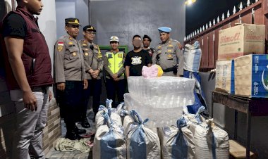 Polresta-Kupang-Kota-Sita-450-Liter-Miras-Tradisional,-Hasil-Operasi-Pekat-Turangga.