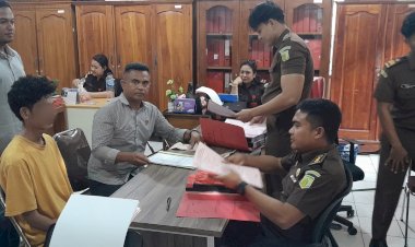 Penyidik-Reskrim-Polsek-Kota-Lama-Limpahkan-Tersangka-Pencurian-di-Undana-ke-Kejari-Kota-Kupang