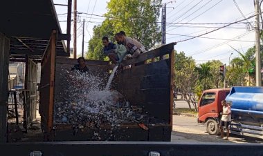 Sigap,-Kasat-Lantas-Kompol-Sudirman-dan-Anggota-Padamkan-Api-yang-Nyaris-Membakar-Sebuah-Ruko-dan-Truk.