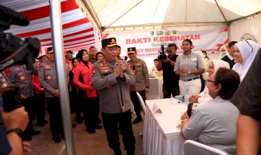 Tinjau-Booth-Pelayanan-Kesehatan-Gratis,-Kapolri-Tegaskan-Komitmen-Pelayanan-Maksimal