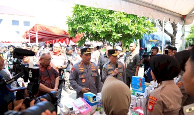 Kapolri-Bagikan-Sembako-dan-Alat-Bantu-Disabilitas-di-Puncak-Bakti-Kesehatan